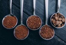 Kahve Sektöründe Tüketici Beklentileri Değişiyor Dünya genelinde büyümeye devam eden kahve sektörü, değişen yaşam tarzları ve tüketim alışkanlıklarıyla birlikte önemli bir dönüşüm sürecinden geçiyor. Günümüzde tüketiciler yalnızca kaliteli bir fincan kahve aramıyor; aynı zamanda farklı deneyimler, hızlı hizmet, sürdürülebilir üretim anlayışı ve kişiselleştirilmiş seçenekler de talep ediyor. Bu değişim, kahve markalarını ürün geliştirmeden mağaza tasarımına, dijital hizmetlerden müşteri ilişkilerine kadar birçok alanda yenilik yapmaya yönlendiriyor. Konulu bir haber görseli.