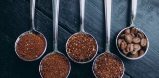 Kahve Sektöründe Tüketici Beklentileri Değişiyor Dünya genelinde büyümeye devam eden kahve sektörü, değişen yaşam tarzları ve tüketim alışkanlıklarıyla birlikte önemli bir dönüşüm sürecinden geçiyor. Günümüzde tüketiciler yalnızca kaliteli bir fincan kahve aramıyor; aynı zamanda farklı deneyimler, hızlı hizmet, sürdürülebilir üretim anlayışı ve kişiselleştirilmiş seçenekler de talep ediyor. Bu değişim, kahve markalarını ürün geliştirmeden mağaza tasarımına, dijital hizmetlerden müşteri ilişkilerine kadar birçok alanda yenilik yapmaya yönlendiriyor. Konulu bir haber görseli.