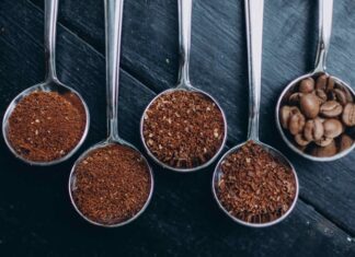 Dünya genelinde büyümeye devam eden kahve sektörü, değişen yaşam tarzları ve tüketim alışkanlıklarıyla birlikte önemli bir dönüşüm sürecinden geçiyor. Günümüzde tüketiciler yalnızca kaliteli bir fincan kahve aramıyor; aynı zamanda farklı deneyimler, hızlı hizmet, sürdürülebilir üretim anlayışı ve kişiselleştirilmiş seçenekler de talep ediyor. Bu değişim, kahve markalarını ürün geliştirmeden mağaza tasarımına, dijital hizmetlerden müşteri ilişkilerine kadar birçok alanda yenilik yapmaya yönlendiriyor. Konulu bir haber görseli.