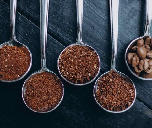 Kahve Sektöründe Tüketici Beklentileri Değişiyor Dünya genelinde büyümeye devam eden kahve sektörü, değişen yaşam tarzları ve tüketim alışkanlıklarıyla birlikte önemli bir dönüşüm sürecinden geçiyor. Günümüzde tüketiciler yalnızca kaliteli bir fincan kahve aramıyor; aynı zamanda farklı deneyimler, hızlı hizmet, sürdürülebilir üretim anlayışı ve kişiselleştirilmiş seçenekler de talep ediyor. Bu değişim, kahve markalarını ürün geliştirmeden mağaza tasarımına, dijital hizmetlerden müşteri ilişkilerine kadar birçok alanda yenilik yapmaya yönlendiriyor. Konulu bir haber görseli.