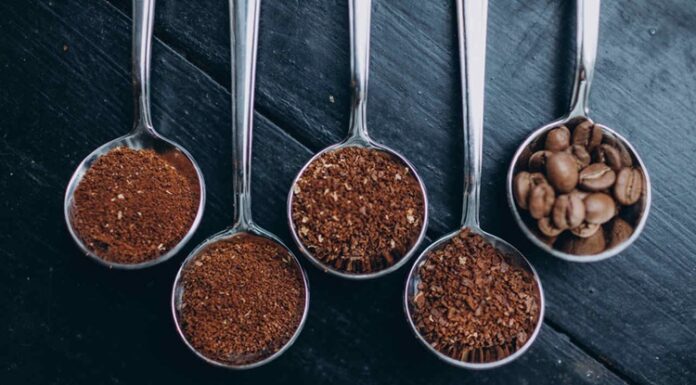 Kahve Sektöründe Tüketici Beklentileri Değişiyor Dünya genelinde büyümeye devam eden kahve sektörü, değişen yaşam tarzları ve tüketim alışkanlıklarıyla birlikte önemli bir dönüşüm sürecinden geçiyor. Günümüzde tüketiciler yalnızca kaliteli bir fincan kahve aramıyor; aynı zamanda farklı deneyimler, hızlı hizmet, sürdürülebilir üretim anlayışı ve kişiselleştirilmiş seçenekler de talep ediyor. Bu değişim, kahve markalarını ürün geliştirmeden mağaza tasarımına, dijital hizmetlerden müşteri ilişkilerine kadar birçok alanda yenilik yapmaya yönlendiriyor. Konulu bir haber görseli.
