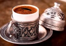 Kahve sektörü, son yıllarda hem Türkiye'de hem de dünya genelinde büyümesini sürdüren alanlardan biri olarak yatırımcıların dikkatini çekiyor. Değişen tüketim alışkanlıkları, genç nüfusun kahve kültürüne olan ilgisinin artması ve yeni nesil işletmecilik anlayışının yaygınlaşması, sektörde farklı yatırım fırsatlarının ortaya çıkmasını sağlıyor. Geleneksel kahve kültürünün modern konseptlerle birleşmesi sayesinde girişimciler, farklı iş modelleriyle pazarda yer edinme imkânı buluyor. Konulu bir haber görseli.