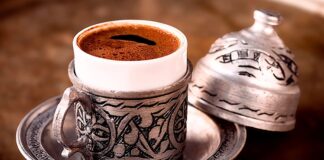 Kahve Sektöründe Yatırım Fırsatları Kahve sektörü, son yıllarda hem Türkiye'de hem de dünya genelinde büyümesini sürdüren alanlardan biri olarak yatırımcıların dikkatini çekiyor. Değişen tüketim alışkanlıkları, genç nüfusun kahve kültürüne olan ilgisinin artması ve yeni nesil işletmecilik anlayışının yaygınlaşması, sektörde farklı yatırım fırsatlarının ortaya çıkmasını sağlıyor. Geleneksel kahve kültürünün modern konseptlerle birleşmesi sayesinde girişimciler, farklı iş modelleriyle pazarda yer edinme imkânı buluyor. Konulu bir haber görseli.