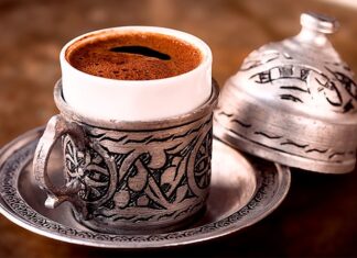 Kahve sektörü, son yıllarda hem Türkiye'de hem de dünya genelinde büyümesini sürdüren alanlardan biri olarak yatırımcıların dikkatini çekiyor. Değişen tüketim alışkanlıkları, genç nüfusun kahve kültürüne olan ilgisinin artması ve yeni nesil işletmecilik anlayışının yaygınlaşması, sektörde farklı yatırım fırsatlarının ortaya çıkmasını sağlıyor. Geleneksel kahve kültürünün modern konseptlerle birleşmesi sayesinde girişimciler, farklı iş modelleriyle pazarda yer edinme imkânı buluyor. Konulu bir haber görseli.