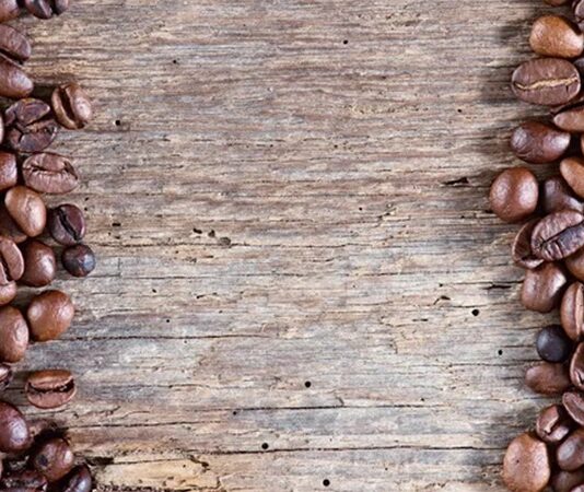 Kahve Tüketimi Verimliliği Artırır mı? Kahve, dünya genelinde milyonlarca insanın güne başlarken vazgeçilmez olarak gördüğü içeceklerden biri olmayı sürdürüyor. Ofis çalışanlarından öğrencilere, girişimcilerden sporculara kadar farklı yaşam tarzlarına sahip bireyler, günlük rutinlerinde kahveye yer veriyor. Son yıllarda ise en çok merak edilen konulardan biri, kahve tüketimi ile verimlilik arasındaki ilişki oldu. Özellikle yoğun çalışma temposuna sahip bireyler, kahvenin günlük performans üzerindeki etkilerini daha yakından takip ediyor. Konulu bir haber görseli.