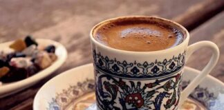 Kahve Üreticilerinin Karşılaştığı Sorunlar Dünya genelinde milyonlarca insanın günlük yaşamının vazgeçilmez içeceklerinden biri olan kahve, uzun ve emek yoğun bir üretim sürecinin sonunda tüketicilere ulaşıyor. Ancak bu sürecin en önemli halkasını oluşturan üreticiler, son yıllarda ekonomik, çevresel ve lojistik birçok zorlukla karşı karşıya kalıyor. İklim değişikliğinden artan üretim maliyetlerine, iş gücü eksikliğinden dalgalanan piyasa fiyatlarına kadar pek çok unsur, üretim süreçlerini doğrudan etkiliyor. Konulu bir haber görseli.