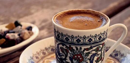 Dünya genelinde milyonlarca insanın günlük yaşamının vazgeçilmez içeceklerinden biri olan kahve, uzun ve emek yoğun bir üretim sürecinin sonunda tüketicilere ulaşıyor. Ancak bu sürecin en önemli halkasını oluşturan üreticiler, son yıllarda ekonomik, çevresel ve lojistik birçok zorlukla karşı karşıya kalıyor. İklim değişikliğinden artan üretim maliyetlerine, iş gücü eksikliğinden dalgalanan piyasa fiyatlarına kadar pek çok unsur, üretim süreçlerini doğrudan etkiliyor. Konulu bir haber görseli.