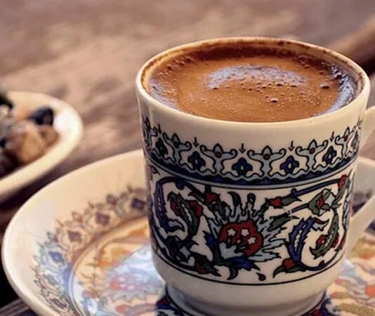 Kahve Üreticilerinin Karşılaştığı Sorunlar Dünya genelinde milyonlarca insanın günlük yaşamının vazgeçilmez içeceklerinden biri olan kahve, uzun ve emek yoğun bir üretim sürecinin sonunda tüketicilere ulaşıyor. Ancak bu sürecin en önemli halkasını oluşturan üreticiler, son yıllarda ekonomik, çevresel ve lojistik birçok zorlukla karşı karşıya kalıyor. İklim değişikliğinden artan üretim maliyetlerine, iş gücü eksikliğinden dalgalanan piyasa fiyatlarına kadar pek çok unsur, üretim süreçlerini doğrudan etkiliyor. Konulu bir haber görseli.