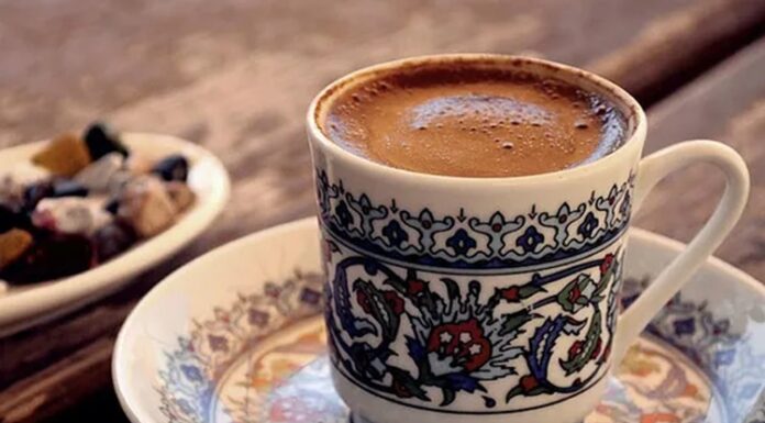 Kahve Üreticilerinin Karşılaştığı Sorunlar Dünya genelinde milyonlarca insanın günlük yaşamının vazgeçilmez içeceklerinden biri olan kahve, uzun ve emek yoğun bir üretim sürecinin sonunda tüketicilere ulaşıyor. Ancak bu sürecin en önemli halkasını oluşturan üreticiler, son yıllarda ekonomik, çevresel ve lojistik birçok zorlukla karşı karşıya kalıyor. İklim değişikliğinden artan üretim maliyetlerine, iş gücü eksikliğinden dalgalanan piyasa fiyatlarına kadar pek çok unsur, üretim süreçlerini doğrudan etkiliyor. Konulu bir haber görseli.