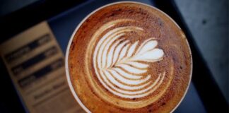 Kahve ve Sanat Buluşmaları Yaygınlaşıyor Son yıllarda kahve kültürünün gelişmesiyle birlikte kafeler yalnızca içecek tüketilen mekanlar olmaktan çıkarak kültürel etkinliklerin düzenlendiği sosyal yaşam alanlarına dönüşmeye başladı. Özellikle resim sergileri, müzik dinletileri, şiir söyleşileri, fotoğraf sergileri ve yaratıcı atölyeler gibi organizasyonlar, kahve mekanlarında daha sık gerçekleştiriliyor. Bu değişim hem sanatçılar hem de kahve işletmeleri için yeni fırsatlar oluştururken ziyaretçilere de farklı deneyimler sunuyor. Konulu bir haber görseli.