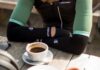 Kahve ve Spor İlişkisi Nedir? Kahve, dünya genelinde en çok tüketilen içeceklerden biri olmasının yanı sıra spor yapan bireylerin de günlük rutinlerinde önemli bir yere sahip bulunuyor. Son yıllarda yapılan araştırmalar ve sporcu beslenmesine yönelik artan ilgi sayesinde kahvenin egzersiz öncesi ve sonrasında nasıl değerlendirilebileceği daha fazla konuşulmaya başladı. Özellikle doğal kafein içeriği sayesinde kahve, antrenman öncesinde tercih edilen içecekler arasında yer alırken, bilinçli tüketildiğinde aktif yaşam tarzını destekleyen bir seçenek olarak görülüyor. Konulu bir haber görseli.