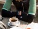 Kahve ve Spor İlişkisi Nedir? Kahve, dünya genelinde en çok tüketilen içeceklerden biri olmasının yanı sıra spor yapan bireylerin de günlük rutinlerinde önemli bir yere sahip bulunuyor. Son yıllarda yapılan araştırmalar ve sporcu beslenmesine yönelik artan ilgi sayesinde kahvenin egzersiz öncesi ve sonrasında nasıl değerlendirilebileceği daha fazla konuşulmaya başladı. Özellikle doğal kafein içeriği sayesinde kahve, antrenman öncesinde tercih edilen içecekler arasında yer alırken, bilinçli tüketildiğinde aktif yaşam tarzını destekleyen bir seçenek olarak görülüyor. Konulu bir haber görseli.