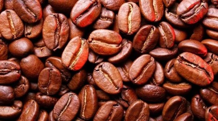 Otomatik Kahve Makineleri Pazarı Büyüyor Küresel kahve sektörü, son yıllarda teknolojik gelişmelerin de etkisiyle önemli bir dönüşüm geçiriyor. Bu dönüşümün en dikkat çekici alanlarından biri ise otomatik kahve makineleri pazarı oluyor. Gerek ev kullanıcılarının pratik çözümlere yönelmesi gerekse kafe ve restoranların hizmet kalitesini artırma hedefi, tam otomatik sistemlere olan talebi hızla yükseltiyor. Kullanıcıların tek dokunuşla kaliteli kahve hazırlayabilmesi, bu ürün grubunu her geçen gün daha fazla tercih edilir hale getiriyor. Konulu bir haber görseli.