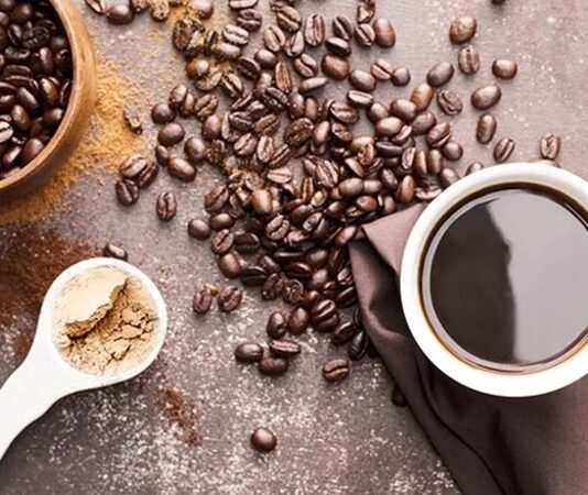 Proteinli Kahve Trendine İlgi Artıyor Kahve sektörü, tüketici alışkanlıklarının değişmesiyle birlikte her geçen gün yeni ürün gruplarıyla büyümeye devam ediyor. Son yıllarda öne çıkan yeniliklerden biri de proteinli kahve oldu. Spor yapan bireylerden yoğun çalışma temposuna sahip profesyonellere kadar geniş bir kitle tarafından tercih edilen bu içecekler, hem kahve keyfi sunması hem de protein desteği sağlaması nedeniyle dikkat çekiyor. Geleneksel kahve tüketimini fonksiyonel içeriklerle birleştiren bu yaklaşım, sektörün yenilikçi ürün geliştirme sürecine önemli katkılar sağlıyor. Konulu bir haber görseli.