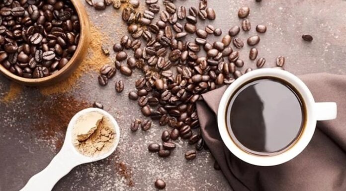 Proteinli Kahve Trendine İlgi Artıyor Kahve sektörü, tüketici alışkanlıklarının değişmesiyle birlikte her geçen gün yeni ürün gruplarıyla büyümeye devam ediyor. Son yıllarda öne çıkan yeniliklerden biri de proteinli kahve oldu. Spor yapan bireylerden yoğun çalışma temposuna sahip profesyonellere kadar geniş bir kitle tarafından tercih edilen bu içecekler, hem kahve keyfi sunması hem de protein desteği sağlaması nedeniyle dikkat çekiyor. Geleneksel kahve tüketimini fonksiyonel içeriklerle birleştiren bu yaklaşım, sektörün yenilikçi ürün geliştirme sürecine önemli katkılar sağlıyor. Konulu bir haber görseli.