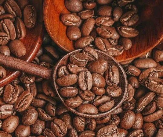Sürdürülebilir Kahve Üretimi Nasıl Yapılıyor? Sürdürülebilir kahve üretimi, çevresel kaynakların korunmasını, üreticilerin ekonomik olarak desteklenmesini ve kaliteli ürün elde edilmesini hedefleyen modern tarım anlayışlarından biri olarak öne çıkıyor. Dünya genelinde artan kahve tüketimi, üretim miktarını artırırken doğal kaynakların daha bilinçli kullanılmasını da zorunlu hale getiriyor. Bu nedenle birçok üretici, çevreye zarar vermeyen uygulamaları benimseyerek uzun vadeli üretim planları oluşturuyor. Konulu bir haber görseli.