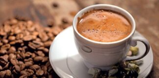 Kahve tüketiminin dünya genelinde her geçen yıl artması, yerel üreticiler ve kahve zincirleri için yeni fırsatlar oluşturuyor. Özellikle son yıllarda yerel kahve markaları, yalnızca bulundukları şehirlerde ya da ülkelerde faaliyet göstermekle yetinmeyip uluslararası pazarlara açılmayı hedefleyen büyüme stratejileri geliştiriyor. Değişen tüketici alışkanlıkları, dijital ticaretin yaygınlaşması ve markalaşma yatırımları sayesinde birçok yerel girişim küresel ölçekte rekabet edebilir hale geliyor. Konulu bir haber görseli.